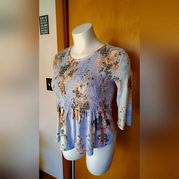 🩷$10 | Alya Smocked Peplum Top — Made in USA — Size L 🌸 - Picture 3 of 5